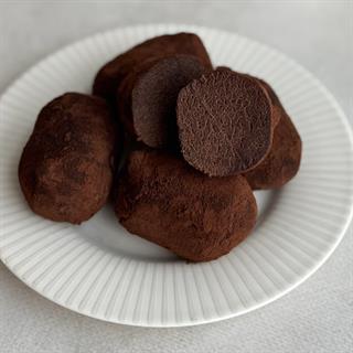 Классическое лакомство родом из детства! Оригинальный рецепт, нежная, слегка влажная текстура внутри, насыщенный шоколадный вкус и идеально ровный слой какао-порошка сверху. Пирожное порадует своим неповторимым вкусом как взрослых, так и детей.