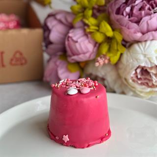 Пирожное Шоколадная бомба (Сердца) Два слоя из белого и молочного шоколада с хрустящей сердцевиной из фундучного пралине в тематическом лимитированном дизайне.