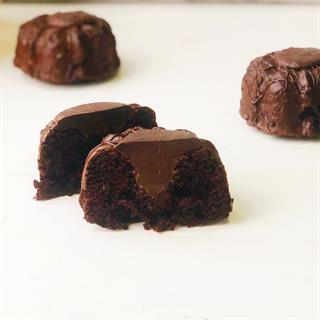 Насыщенный шоколадный бисквит с начинкой из темного трюфельного шоколада, украшен шоколадной глазурью