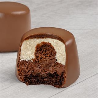 Два слоя из белого и темного шоколада с хрустящей сердцевиной из фундучного пралине, покрыто молочным шоколадом.