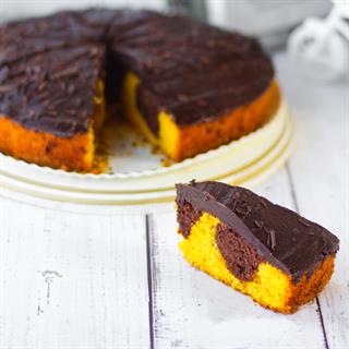 Нежный бисквит с апельсиновым и шоколадным наполнением. Сверху торт покрыт толстым слоем шоколада.