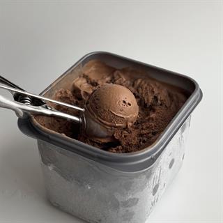 Шоколадное джелато с кусочками брауни — насыщенный десерт с глубоким шоколадным вкусом и приятной текстурой шоколадного бисквита.
