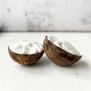 Кокосовый сорбет в оболочке из натурального кокоса