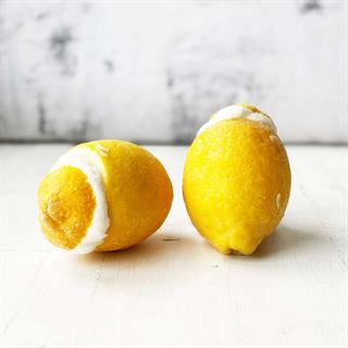 Лимонный сорбет в оболочке из натурального лимона