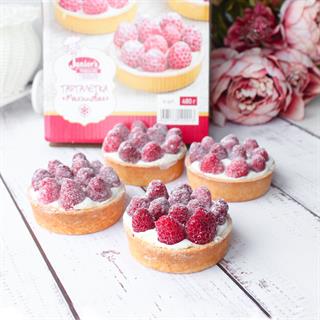 Заварной крем, взбитые сливки и спелая малина в корзиночке из песочного теста.