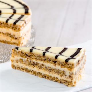 Изысканный классический торт из воздушного ванильно-орехового бисквита, щедро дополненного нежным ванильно-сливочным кремом и посыпанного дробленным орехом. Сверху украшен сахарной помадкой и классическим мраморным рисунком.