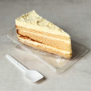 Изысканный торт из слоев нежного бисквита и творожного крема. Сверху торт украшен посыпкой из белого шоколада.