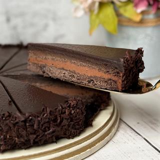 Насыщенный шоколадом слой брауни с воздушным муссом из молочного шоколада, шоколадным бисквитом, покрыт темным шоколадом. 