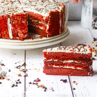 Трехслойный торт с шоколадными прослойками и нежнейшим сливочным кремом с белым шоколадом.