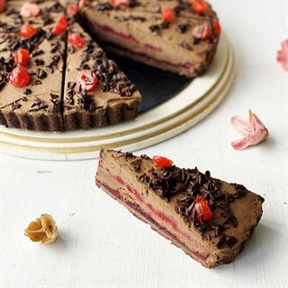 Изысканный торт на песочно-шоколадном корже с насыщенным шоколадным муссом и прослойкой из ароматной вишни. Сверху украшен ягодами вишни и хлопьями тёмного шоколада.