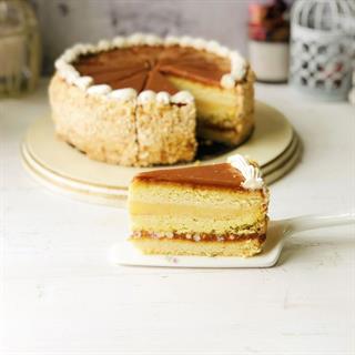 Бисквитный ванильный торт со слоем соленой хрустящей карамели и сливочного крема с молотыми стручками бурбонской ванили, покрыт толстым слоем карамели.